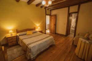 Habitación doble con cama de matrimonio y baño privado