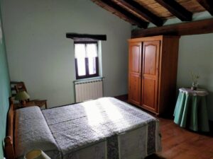 Habitación con cama de matrimonio
